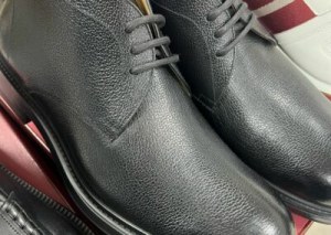 Destockage chaussures de luxe hommes de la marque Bally / Bally men’s luxury shoes Clea...