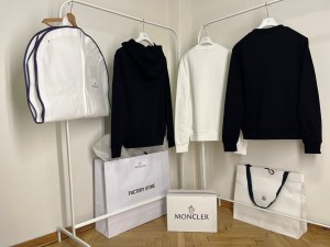 Lot de 3 vêtements Moncler - regardez nos lots actualisés !