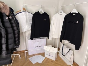 Lot de 3 vêtements Moncler - regardez nos lots actualisés !
