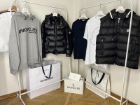 Lot de Vêtements Moncler 4pcs Veste Maya ,Gillet , Hoodie et t-shirt