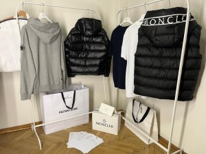 Lot de Vêtements Moncler 4pcs Veste Maya ,Gillet , Hoodie et t-shirt